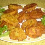 Tortas de carne guatemaltecas envueltas en huevo con salsa de tomate