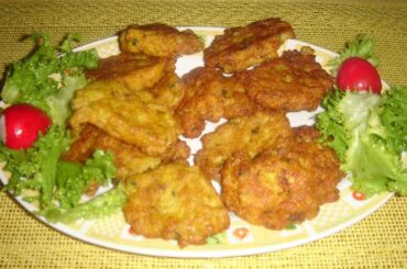 Tortas de carne guatemaltecas envueltas en huevo con salsa de tomate