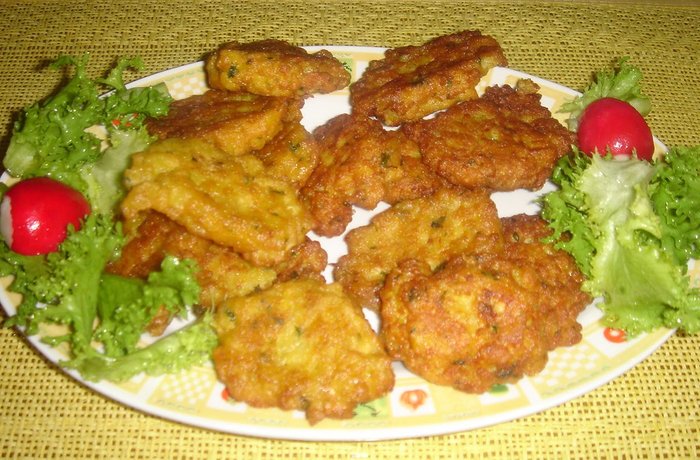 Tortas de carne guatemaltecas envueltas en huevo con salsa de tomate