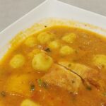 Vori vori paraguayo con bolitas de harina de maíz y queso en caldo de gallina