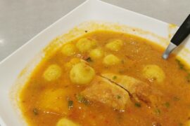 Vori vori paraguayo con bolitas de harina de maíz y queso en caldo de gallina