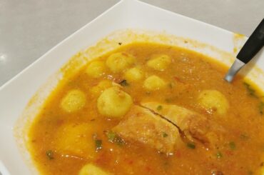 Vori vori paraguayo con bolitas de harina de maíz y queso en caldo de gallina