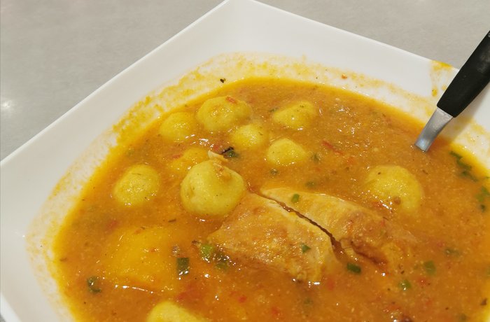 Vori vori paraguayo con bolitas de harina de maíz y queso en caldo de gallina