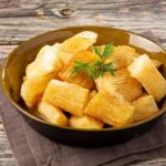 Yuca frita crocante en bastones receta peruana
