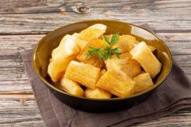 Yuca frita crocante en bastones receta peruana